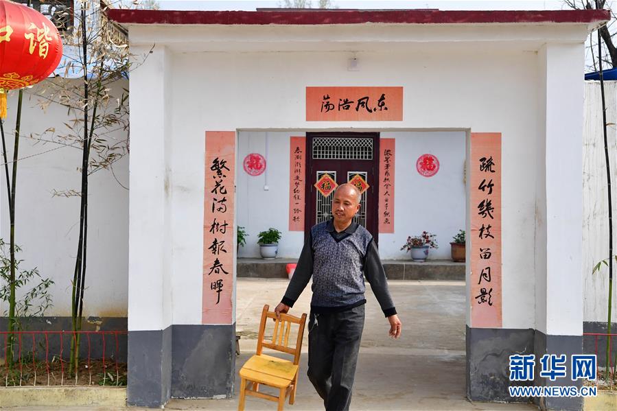 （走基層 聽(tīng)民聲）（1）貧困戶王萬(wàn)才的“詩(shī)意”脫貧路