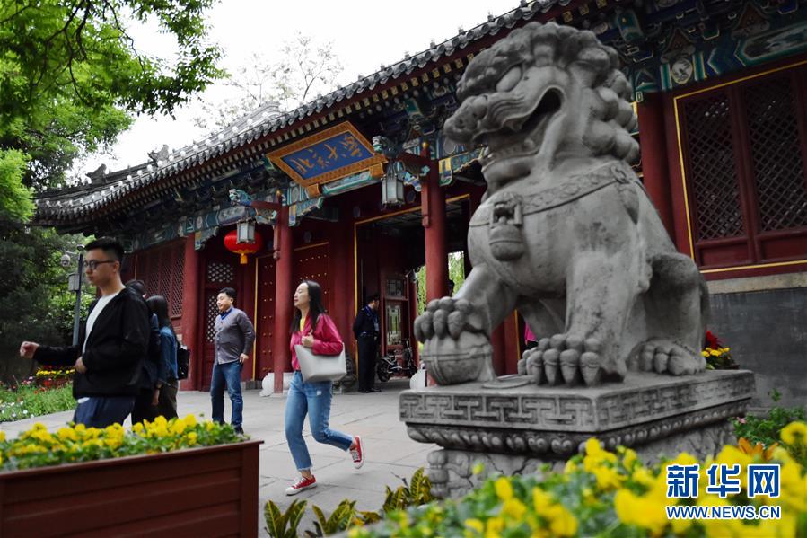 （新華全媒頭條·圖文互動(dòng)）（1）扎根人民、奉獻(xiàn)國(guó)家——習(xí)近平總書記的考察在北大師生中引起熱烈反響 