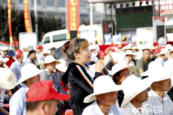 活動現(xiàn)場，農(nóng)民搶答問題