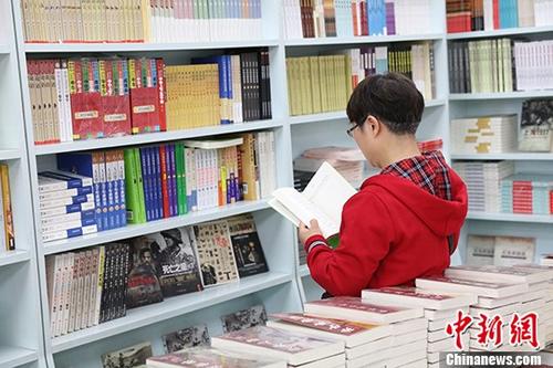 5月9日，一女子在哈爾濱市某書店選購圖書。從5月1日至5月4日，全國32家紙廠宣布漲價(jià)，各紙種漲價(jià)幅度為每噸100元至300元不等。對(duì)此，出版行業(yè)業(yè)內(nèi)人士表示“因?yàn)榧垙垉r(jià)格上漲，直接造成了出版成本的明顯增加，出版行業(yè)只能被迫對(duì)圖書定價(jià)進(jìn)行調(diào)整。”
<a target='_blank' >中新社</a>記者 于琨 攝