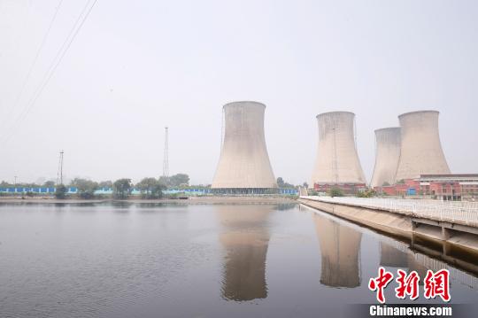 按照規(guī)劃，位于首鋼園區(qū)內(nèi)的滑雪大跳臺建成后將成為世界首例永久保留和使用的單板大跳臺場地。圖為單板大跳臺選址所在地?！№n海丹 攝