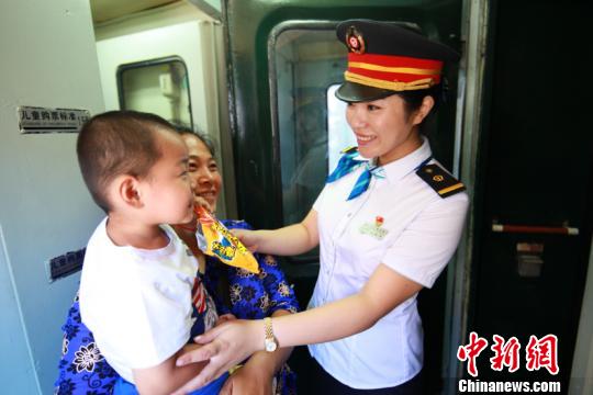 圖為列車員為旅客提供服務(wù)。(中國鐵路哈爾濱局集團(tuán)有限公司提供)