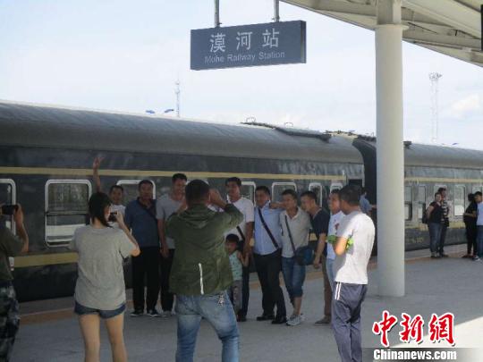 圖為旅客在漠河站合影留念。(中國鐵路哈爾濱局集團(tuán)有限公司提供)