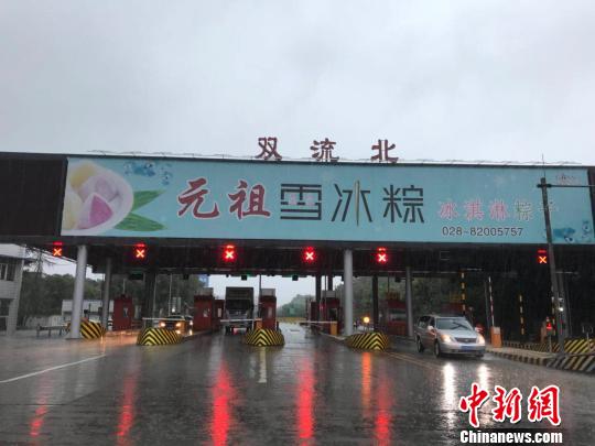 網(wǎng)傳車輛被淹的收費站現(xiàn)狀?！＄娦?攝