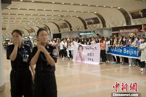 資料圖為一名韓國藝人的“粉絲”在北京首都國際機場接機。<a target='_blank' ><p  align=