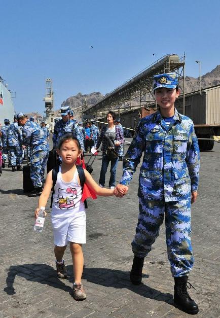 2015年3月，也門，海軍女戰(zhàn)士牽著一名小女孩的手準(zhǔn)備登上軍艦。