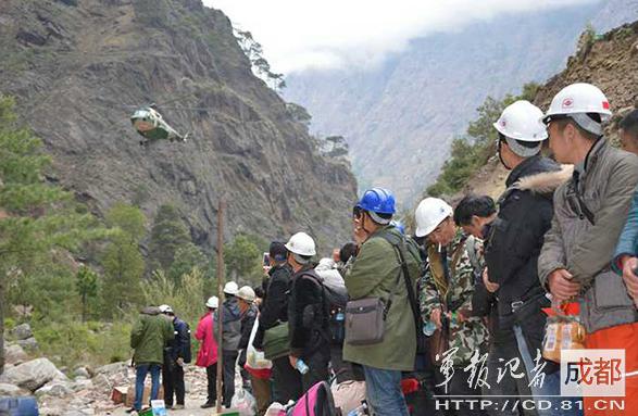 2015年4月，因地震被困尼泊爾的中國公民準(zhǔn)備登機(jī)