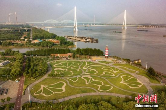 8月9日，航拍南京魚(yú)嘴濕地公園，旁邊就是南京第三長(zhǎng)江大橋。 <a target='_blank' >中新社</a>記者 泱波 攝