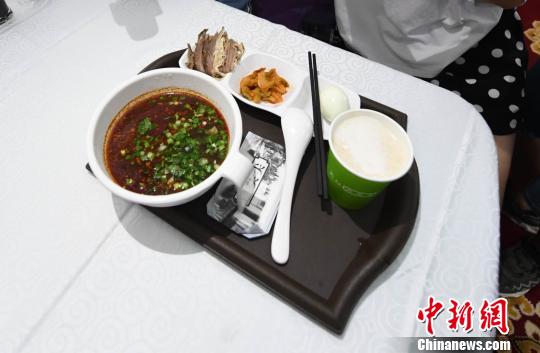 圖為“環(huán)西部火車游Y667/8次”列車上推出蘭州牛肉面套餐，套餐38元，有一碗牛肉面、一碟牛肉、一個雞蛋、一份小菜、一份甜胚子。　楊艷敏 攝