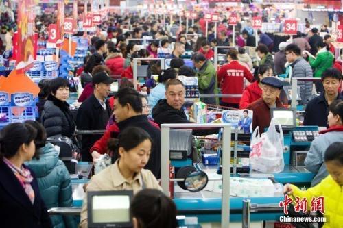 資料圖：民眾購買生活用品。張?jiān)?攝
