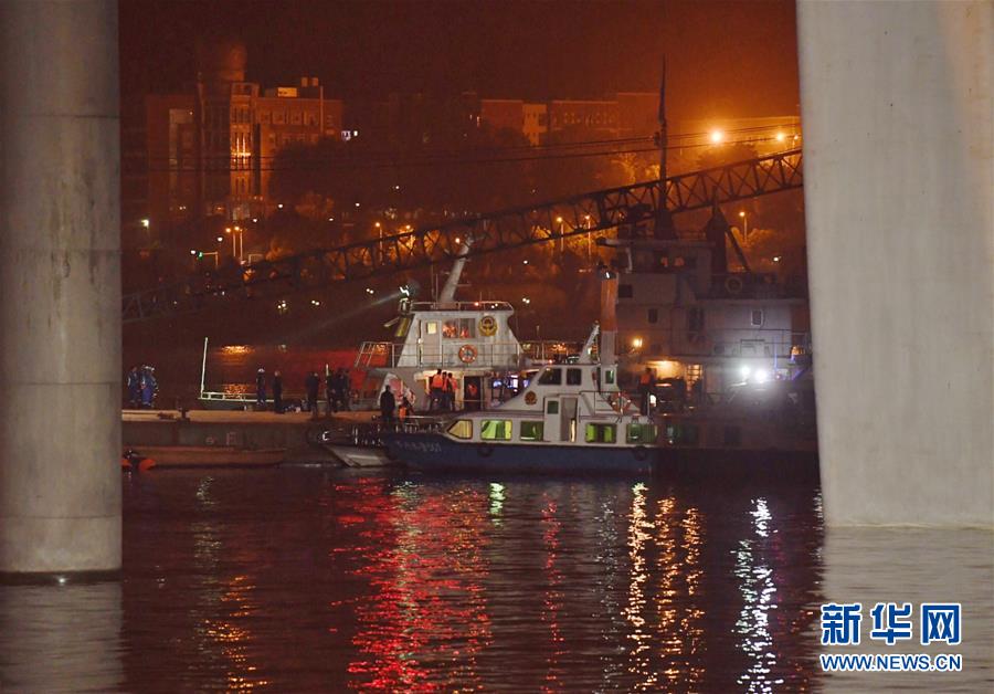 （重慶公交車墜江事故·圖文互動(dòng)）（3）夜幕降臨，重慶萬州公交客車墜江事故救援工作仍在進(jìn)行中