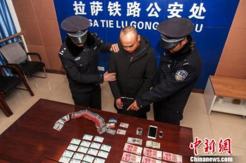 資料圖：一犯罪嫌疑人對拉薩鐵路警方查獲的火車票進(jìn)行指認(rèn)。　胡傳鑫 攝