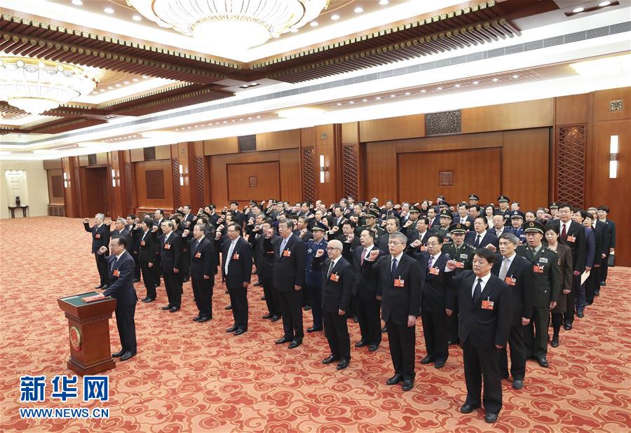 （兩會(huì)）十三屆全國(guó)人大專(zhuān)門(mén)委員會(huì)組成人員進(jìn)行憲法宣誓
