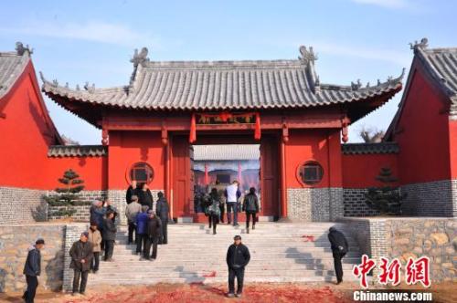 資料圖：元旦小長(zhǎng)假期間，威海南海新區(qū)云龍山上舉辦新年廟會(huì)?！⒉?攝