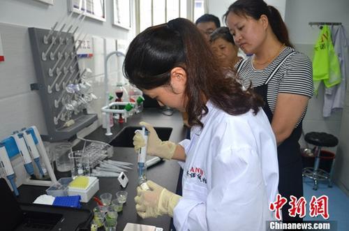 資料圖：工作人員根據(jù)消費者要求現(xiàn)場檢驗，共筑食品安全。<a target='_blank' ><p  align=