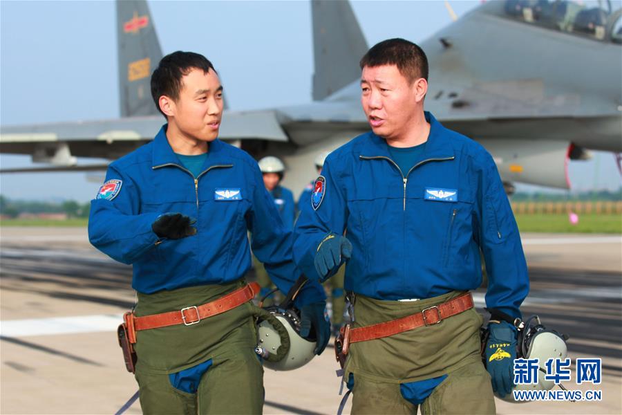 （新華全媒頭條·圖文互動(dòng)）（3）戰(zhàn)鷹，為祖國(guó)奮飛——記空軍航空兵某旅旅長(zhǎng)、特級(jí)飛行員郝井文