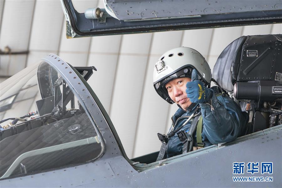（新華全媒頭條·圖文互動(dòng)）（4）戰(zhàn)鷹，為祖國(guó)奮飛——記空軍航空兵某旅旅長(zhǎng)、特級(jí)飛行員郝井文