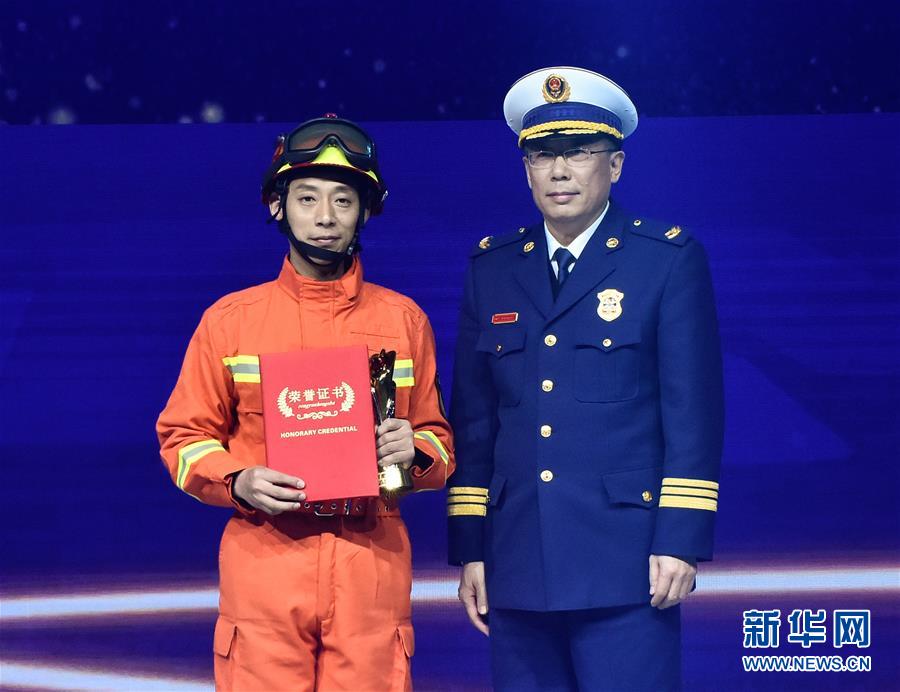 （圖文互動(dòng)）（5）“中國網(wǎng)事·感動(dòng)2018”年度網(wǎng)絡(luò)人物頒獎(jiǎng)典禮在京舉行
