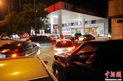 資料圖：山西太原一加油站內(nèi)，私家車主排隊(duì)加油。<a target='_blank' ><p  align=