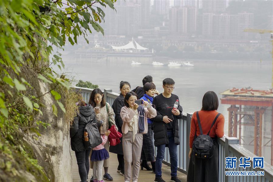 （在習(xí)近平新時(shí)代中國特色社會(huì)主義思想指引下——新時(shí)代新作為新篇章·圖文互動(dòng)）（1）激活新動(dòng)能 崛起新高地 塑造山水城——重慶推動(dòng)高質(zhì)量發(fā)展觀察
