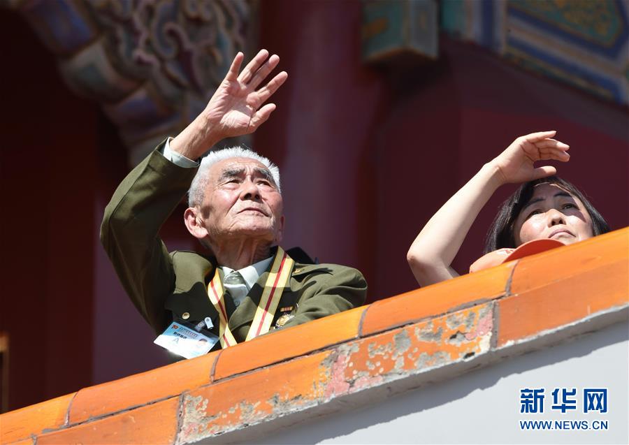 （新華全媒頭條·強(qiáng)軍思想引領(lǐng)新征程·圖文互動(dòng)）（3）那一刻，我們光榮接受檢閱