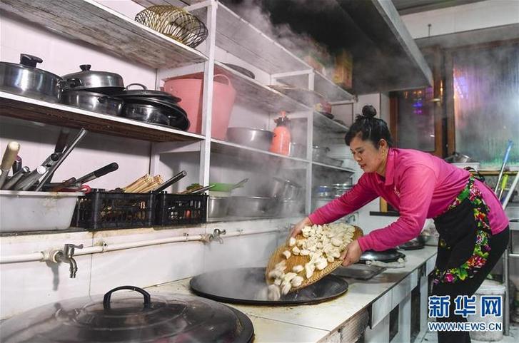 （在習(xí)近平新時(shí)代中國(guó)特色社會(huì)主義思想指引下——新時(shí)代新作為新篇章·圖文互動(dòng)）（6）三年，從無(wú)名小屯到聲名遠(yuǎn)播——這個(gè)“雪鄉(xiāng)”是如何做到的？