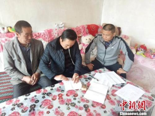 資料圖：圖為扶貧隊(duì)伍進(jìn)貧困戶里，給貧困戶宣講政策?！＄娦?攝