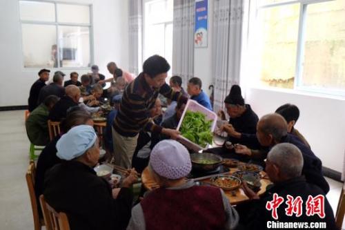 資料圖：社會(huì)福利中心吃飯的老人們。徐學(xué)練 攝。