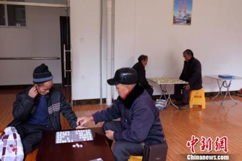 資料圖：老人們在下棋。徐學(xué)練 攝。