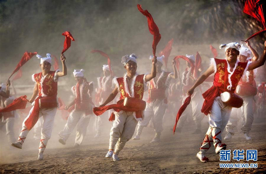 （新華全媒頭條·迎接兩會(huì)特別報(bào)道·圖文互動(dòng)）（7）奮進(jìn)，向著第一個(gè)百年奮斗目標(biāo)——寫在2019年全國(guó)兩會(huì)召開(kāi)之際