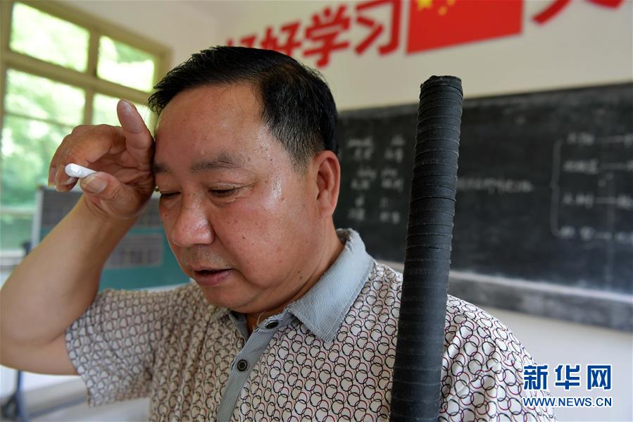 （中國網(wǎng)事·感動2019·圖文互動）（2）鄉(xiāng)村教師高自仁：60多根拐杖，撐起42年教學路