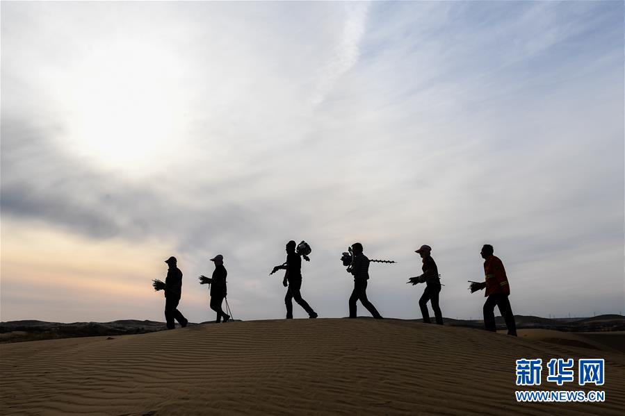 (權威訪談·聚焦中國經濟亮點·圖文互動)(11)防治土地荒漠化 推動綠色發(fā)展——專訪國家林業(yè)和草原局副局長劉東生