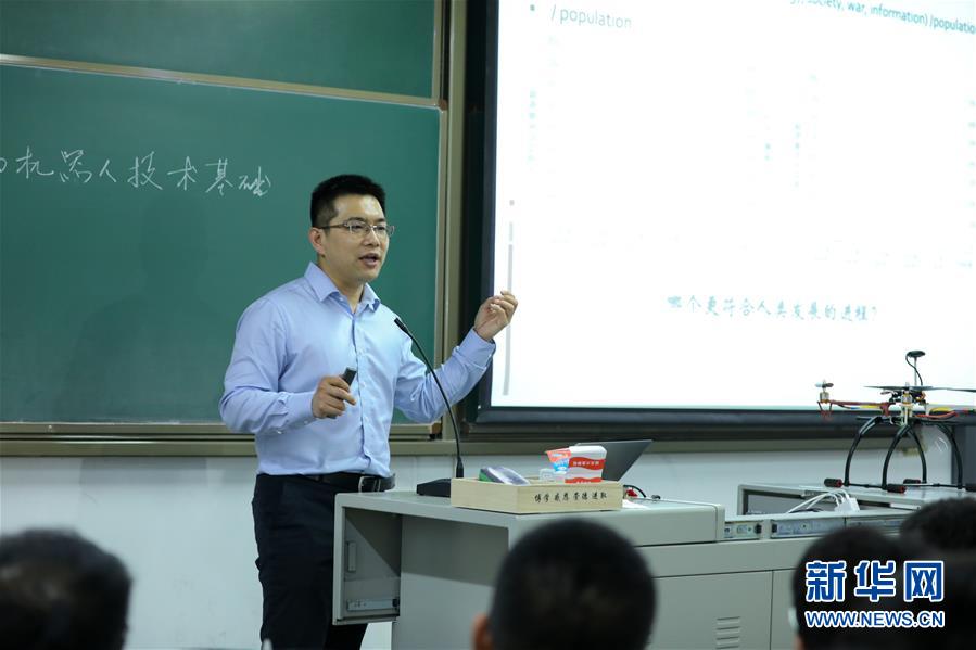 （圖文互動）（1）心懷藍天　逐夢云霄——記天津大學(xué)教授、一飛智控創(chuàng)始人齊俊桐