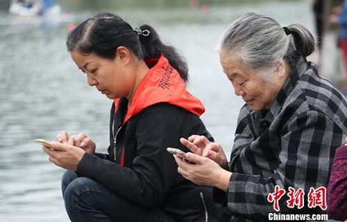 圖為中國(guó)中老年女性使用智能手機(jī)上網(wǎng)。(資料圖) 劉占昆 攝