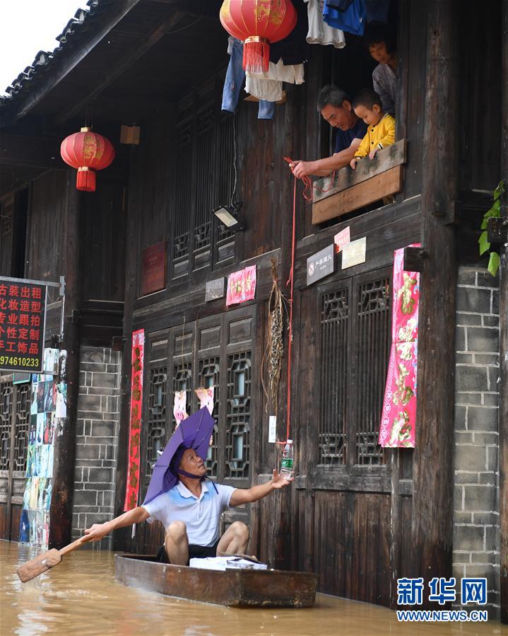 （抗洪搶險(xiǎn)·圖文互動）（5）洪水來時(shí)，那暖心的民間救援