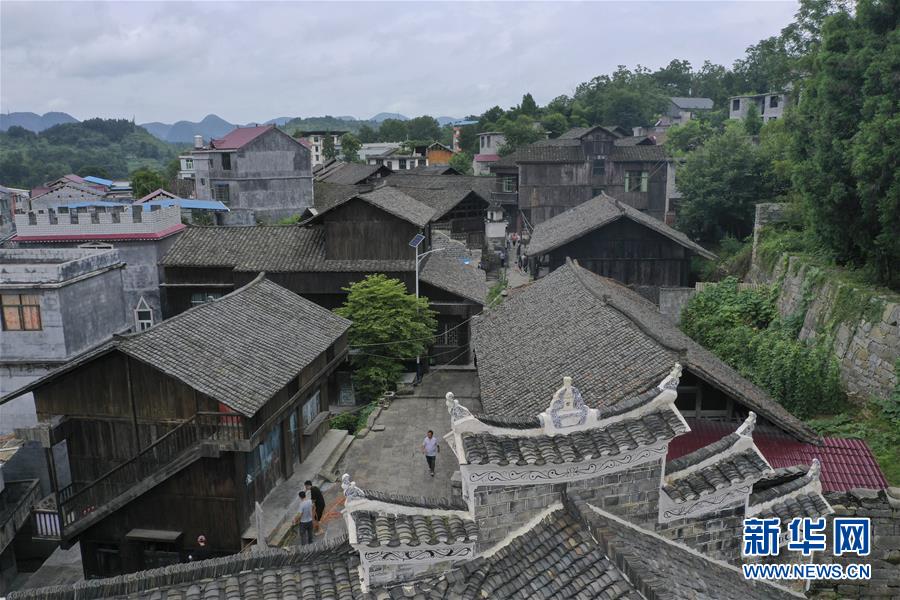 （壯麗70年·奮斗新時代——記者再走長征路·圖文互動）（3）手捧棉被憶紅軍：走了那么多年，我們都念他們的好