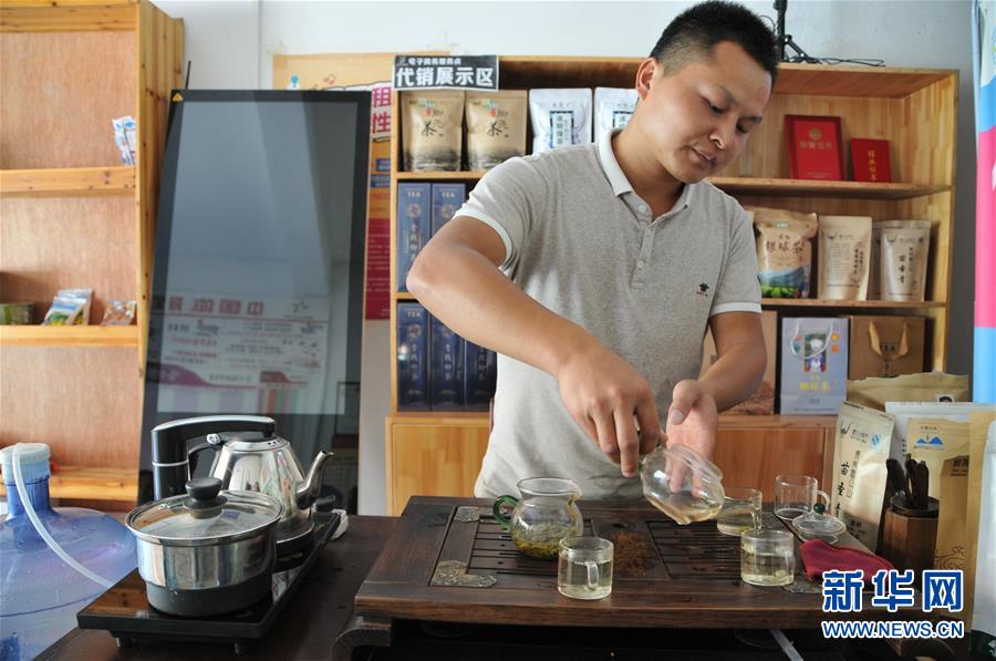 （在習(xí)近平新時(shí)代中國特色社會主義思想指引下——新時(shí)代新作為新篇章·總書記關(guān)心的百姓身邊事·圖文互動）（2）手機(jī)成為“新農(nóng)具”　莊戶人變“新店家”——農(nóng)村電商助力農(nóng)民豐收