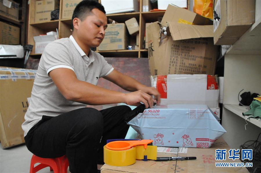 （在習(xí)近平新時(shí)代中國特色社會主義思想指引下——新時(shí)代新作為新篇章·總書記關(guān)心的百姓身邊事·圖文互動）（3）手機(jī)成為“新農(nóng)具”　莊戶人變“新店家”——農(nóng)村電商助力農(nóng)民豐收