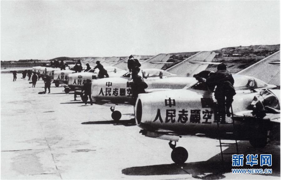 （新華全媒頭條·人民空軍70年·圖文互動）（3）陽光照耀奮飛的航程——黨中央、中央軍委和習(xí)主席關(guān)心人民空軍建設(shè)發(fā)展紀實