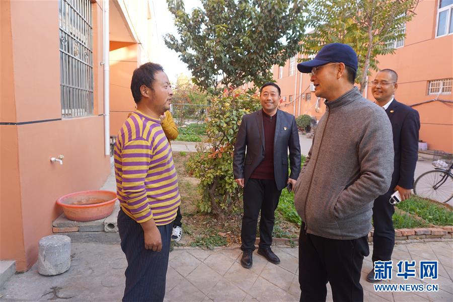 (愛國情 奮斗者·圖文互動)(1)富了口袋 更要富精神——記向貧困宣戰(zhàn)的“最美奮斗者”裴春亮