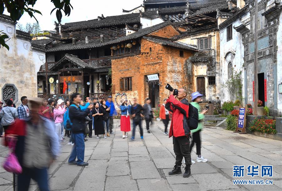 （圖文互動）（11）鄉(xiāng)村攝影師、鄉(xiāng)村“模特”、民宿店主——鄉(xiāng)村旅游推動婺源農(nóng)民生活方式發(fā)生新變化