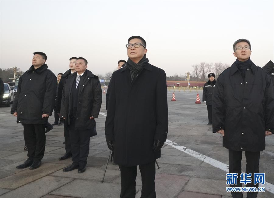 （社會(huì)）（2）香港警務(wù)處處長(zhǎng)鄧炳強(qiáng)率團(tuán)觀(guān)看天安門(mén)廣場(chǎng)升國(guó)旗儀式