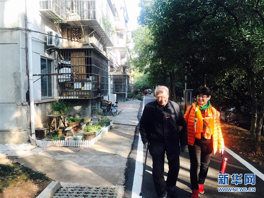 （新華全媒頭條·圖文互動(dòng)）（8）滄海橫流 信仰彌堅(jiān)——記共產(chǎn)黨員、湘潭大學(xué)九旬教授滄南