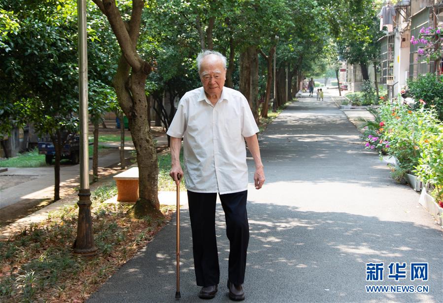 （新華全媒頭條·圖文互動(dòng)）（9）滄海橫流 信仰彌堅(jiān)——記共產(chǎn)黨員、湘潭大學(xué)九旬教授滄南