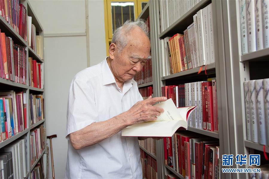 （新華全媒頭條·圖文互動(dòng)）（6）滄海橫流 信仰彌堅(jiān)——記共產(chǎn)黨員、湘潭大學(xué)九旬教授滄南