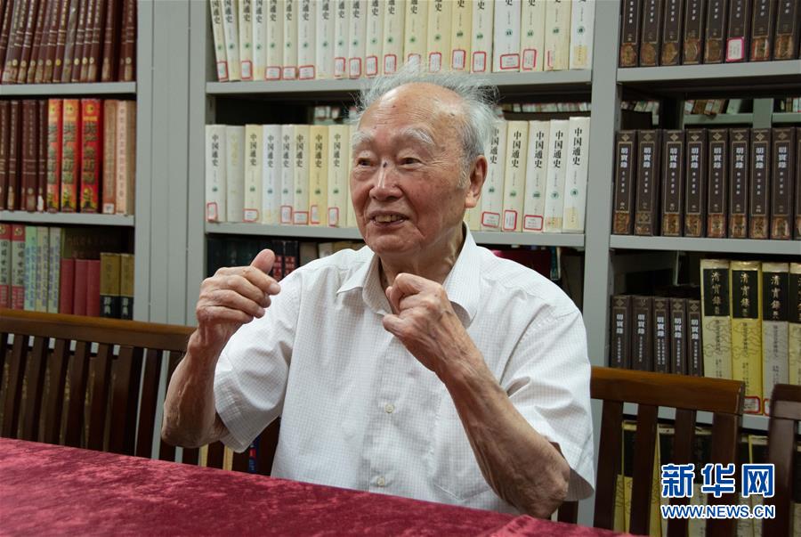 （新華全媒頭條·圖文互動(dòng)）（5）滄海橫流 信仰彌堅(jiān)——記共產(chǎn)黨員、湘潭大學(xué)九旬教授滄南