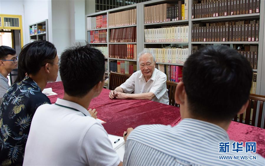 （新華全媒頭條·圖文互動(dòng)）（4）滄海橫流 信仰彌堅(jiān)——記共產(chǎn)黨員、湘潭大學(xué)九旬教授滄南