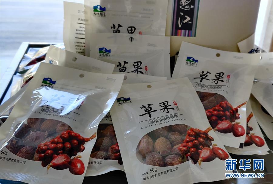 （在習(xí)近平新時(shí)代中國特色社會主義思想指引下——新時(shí)代新作為新篇章·總書記關(guān)切脫貧事·決勝貧困·圖文互動）（3）讓一方水土“富養(yǎng)”一方人——扶貧特色產(chǎn)業(yè)惠及千家萬戶