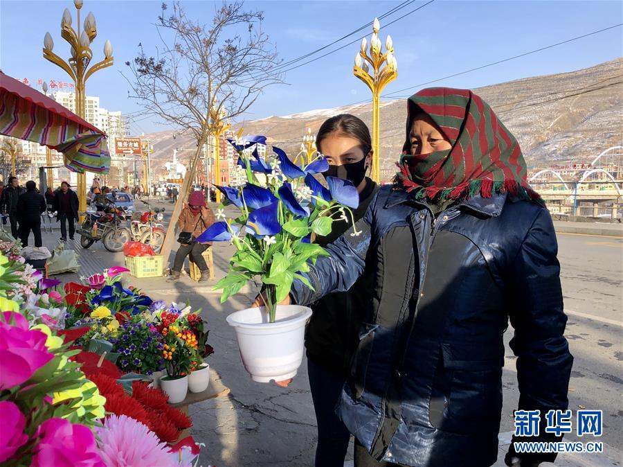 （新春走基層·圖文互動(dòng)）（2）“只要備好年貨，新的一年就可以風(fēng)調(diào)雨順”——臘月藏區(qū)年貨市場(chǎng)見(jiàn)聞