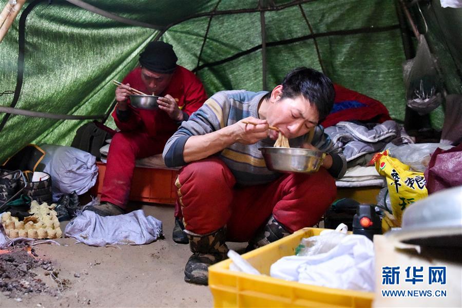 （新春走基層·圖文互動）（6）大漠中，一頂帳篷守歲五年